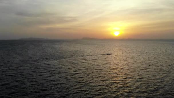 Rekaman Tenang Laut Bergelombang Indah Saat Matahari Terbenam — Stok Video