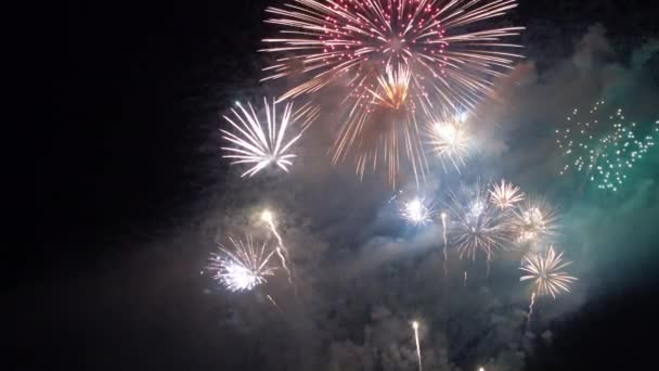 Imagens Perto Fogos Artifício Explodindo Céu Noturno — Vídeo de Stock