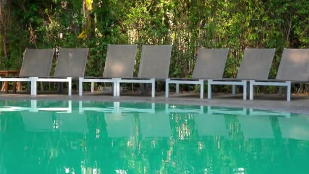 Images tranquilles de piscine vide à l'hôtel resort