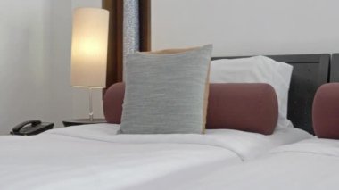 Oteldeki lüks mobilyalı yatak odasının görüntüleri.