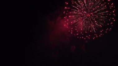 Gece gökyüzünde patlayan havai fişeklerin yakın çekim görüntüleri.