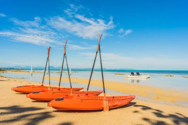 Tropikal plaj ve denizde boş kayak tekne veya gemi