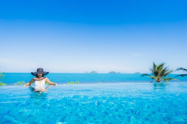 Portre güzel genç Asyalı kadın lüks açık SWI rahatlayın