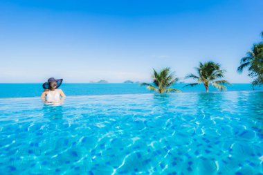 Portre güzel genç Asyalı kadın lüks açık SWI rahatlayın