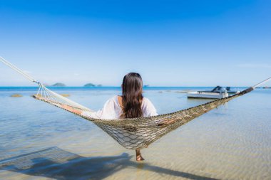 Portre güzel genç Asyalı kadın deniz plaj okyanus arıyor