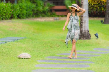 Portre genç Asyalı kadın bahçede yolda yürürken