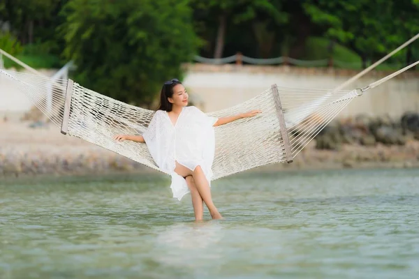 Portrét krásná mladá asijská žena sedící na houpací síti kolem s — Stock fotografie