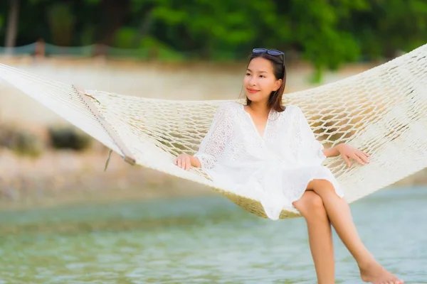 초상화 아름다운 젊은 아시아 여자 앉아 에 해먹 주위에 s — 스톡 사진