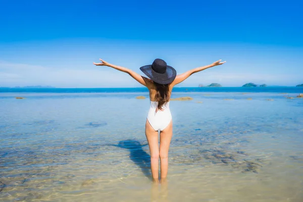 Retrato bonito jovem asiático mulher olhando mar praia oceano para — Fotografia de Stock