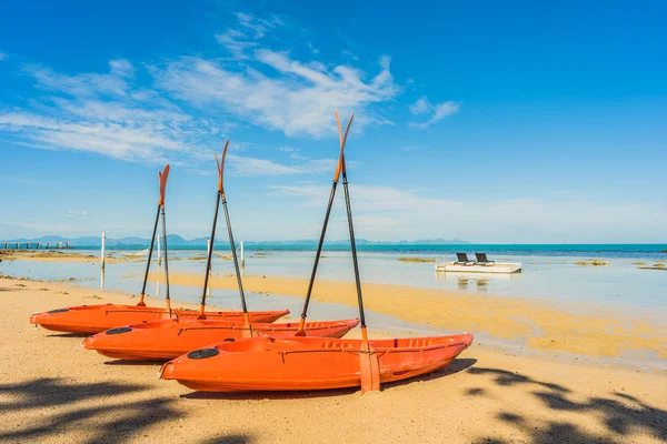 Barco de kayak vacío o barco en la playa tropical y el mar —  Fotos de Stock