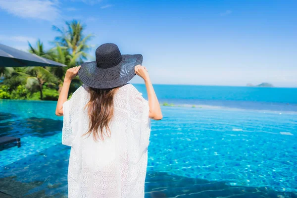 Retrato hermosa joven asiática mujer relajarse en lujo al aire libre swi — Foto de Stock