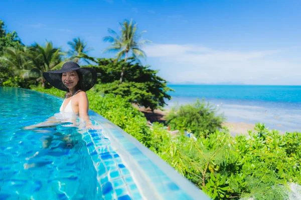 Retrato bonito jovem asiático mulher relaxar no luxo ao ar livre swi — Fotografia de Stock