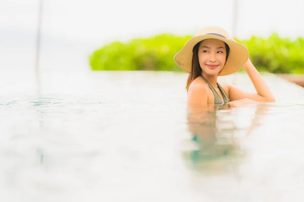 Portret piękny młody Asian kobieta zrelaksować się w luksusowy na wolnym powietrzu SWI — Zdjęcie stockowe