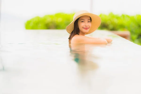 Ritratto bella giovane donna asiatica rilassarsi nel lusso swi all'aperto — Foto Stock