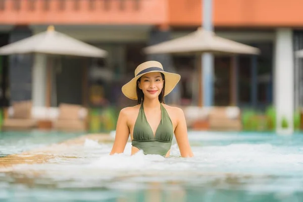 Retrato hermosa joven asiática mujer relajarse en lujo al aire libre swi — Foto de Stock