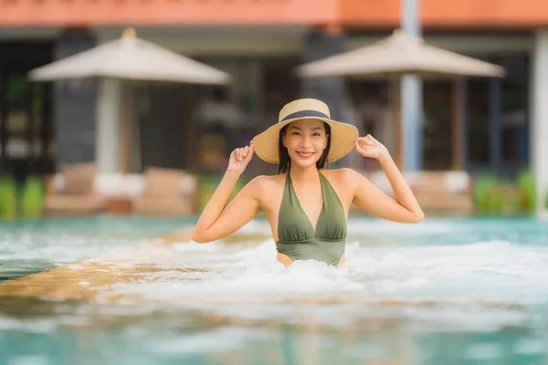 Porträt schöne junge asiatische Frau entspannen in Luxus-Outdoor-Swi — Stockfoto