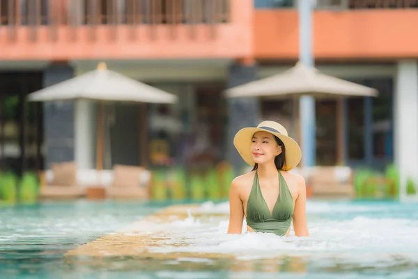 Portrait beautiful young asian woman relax in luxury outdoor swi — Stock Photo, Image