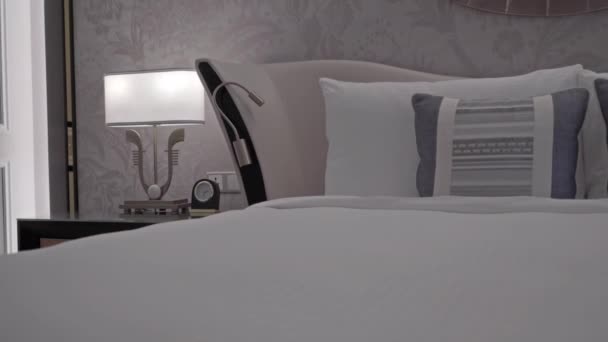 Záběry Luxusně Zařízené Ložnice Hotelu — Stock video