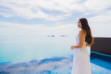 Portre genç asyalı kadın yüzme kaka etrafında mutlu gülümseme dinlenmek