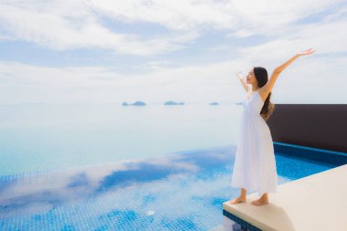 Portre genç asyalı kadın yüzme kaka etrafında mutlu gülümseme dinlenmek