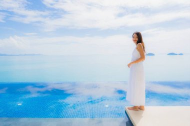 Portre genç asyalı kadın yüzme kaka etrafında mutlu gülümseme dinlenmek