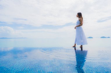 Portre genç asyalı kadın yüzme kaka etrafında mutlu gülümseme dinlenmek