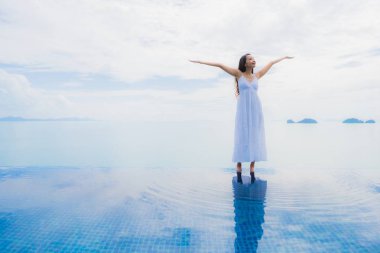 Portre genç asyalı kadın yüzme kaka etrafında mutlu gülümseme dinlenmek