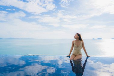 Portre genç asyalı kadın yüzme kaka etrafında mutlu gülümseme dinlenmek