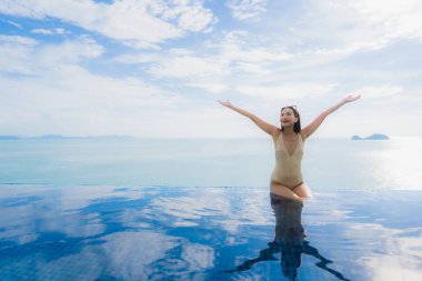 Portre genç asyalı kadın yüzme kaka etrafında mutlu gülümseme dinlenmek