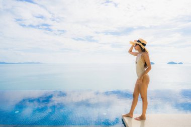 Portre genç asyalı kadın yüzme kaka etrafında mutlu gülümseme dinlenmek