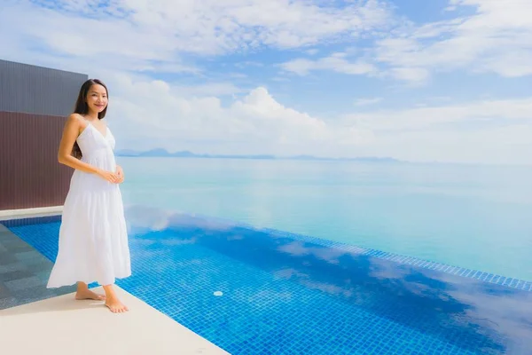 Portrait young asian woman relax smile happy around swimming poo — Stock Photo, Image