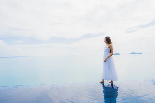 Porträt junge asiatische Frau entspannen Lächeln glücklich um Swimmingpoo — Stockfoto