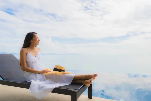 Portrait young asian woman relax smile happy around swimming poo — Stock Photo, Image