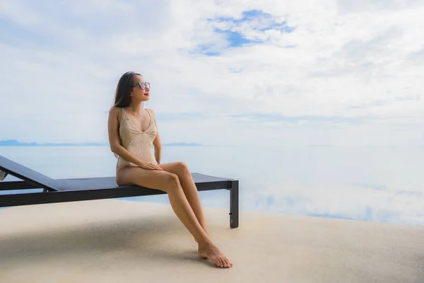 Retrato jovem mulher asiática relaxar sorriso feliz ao redor natação poo — Fotografia de Stock