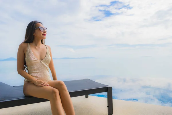 Retrato jovem mulher asiática relaxar sorriso feliz ao redor natação poo — Fotografia de Stock