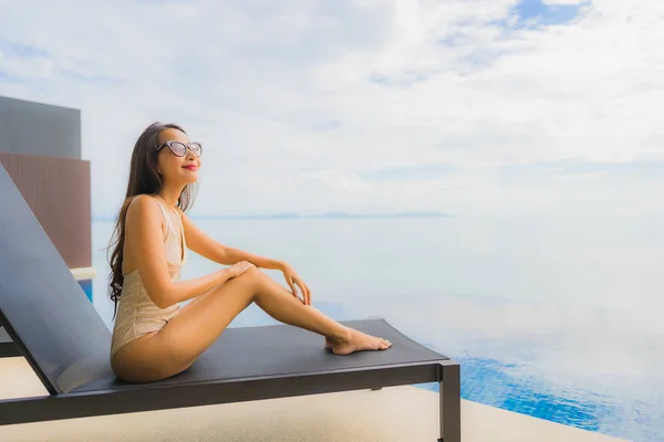 Retrato jovem mulher asiática relaxar sorriso feliz ao redor natação poo — Fotografia de Stock