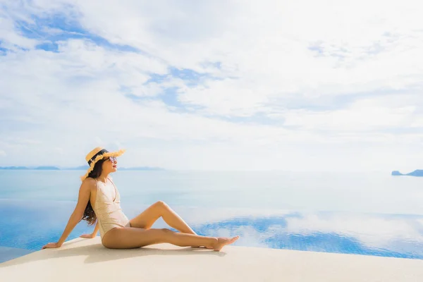 Portrait young asian woman relax smile happy around swimming poo — Stock Photo, Image