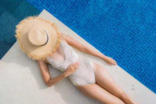 Retrato jovem mulher asiática relaxar sorriso feliz ao redor natação poo — Fotografia de Stock