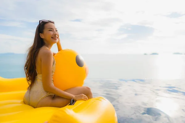 Portré fiatal ázsiai nő felfújható úszó sárga kacsa aroun — Stock Fotó