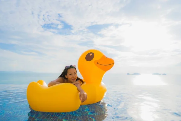 Retrato joven asiático mujer en inflable flotador amarillo pato aroun —  Fotos de Stock
