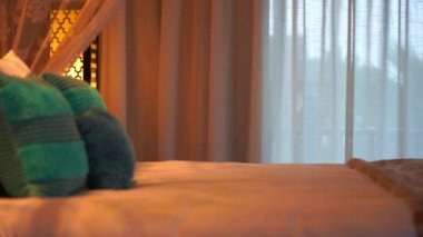 Oteldeki lüks mobilyalı yatak odasının görüntüleri.