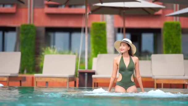Imagini Ale Unei Frumoase Femei Asiatice Care Relaxează Piscină Hotel — Videoclip de stoc