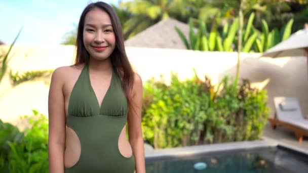 Záběry Krásné Asijské Ženy Relaxační Pobřeží Během Letní Dovolené — Stock video