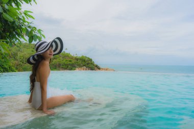 Portre genç asyalı kadın rahatla gülümseme açık yüzmek etrafında mutlu