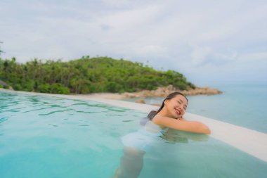 Portre genç asyalı kadın rahatla gülümseme açık yüzmek etrafında mutlu