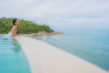 Portre genç asyalı kadın rahatla gülümseme açık yüzmek etrafında mutlu