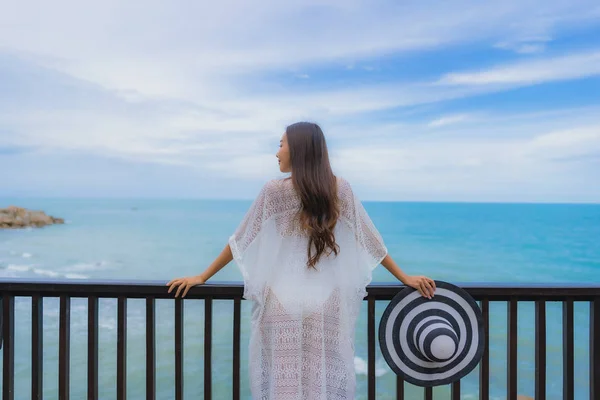 Porträt schöne junge asiatische Frau suchen Meer Strand Ozean für — Stockfoto