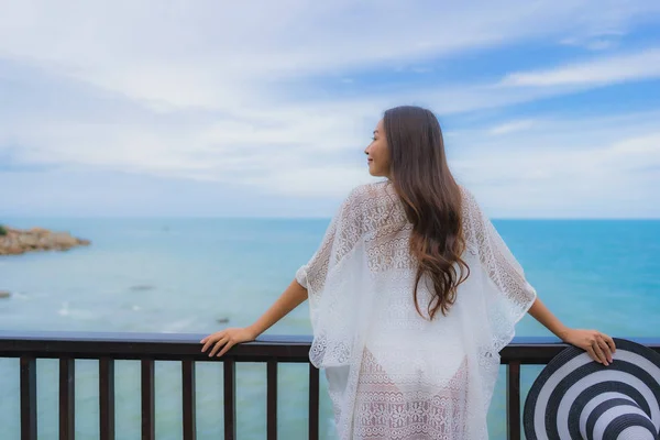 Porträt schöne junge asiatische Frau suchen Meer Strand Ozean für — Stockfoto