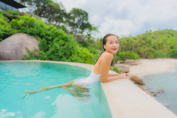 Porträtt ung asiatisk kvinna slappna av leende lycklig runt utomhus simma — Stockfoto