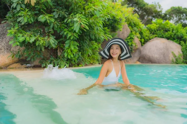 Portrait jeune asiatique femme relax sourire heureux autour de nager en plein air — Photo